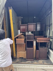 金屏風と茶棚を買取してトラックがいっぱいに